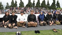 AHY memakai pakaian adat Jawa Tengah, mengenakan kain dipadu dengan bekas berwarna hitam dan blangkon.  (Instagram AHY)