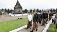 AHY menghadiri tradisi ruwatan anak berambut ginjak di kompleks Candi Arjuna, Dataran Tinggi Dieng, Banjarnergara, Jawa Tengah saya bersama Gubernur Jawa Tengah Bapak Ahmad Lutfi, Bupati Banjarnegara Ibu Amalia Desiana yang dihelat Minggu (24/8/2025). (Instagram AHY)