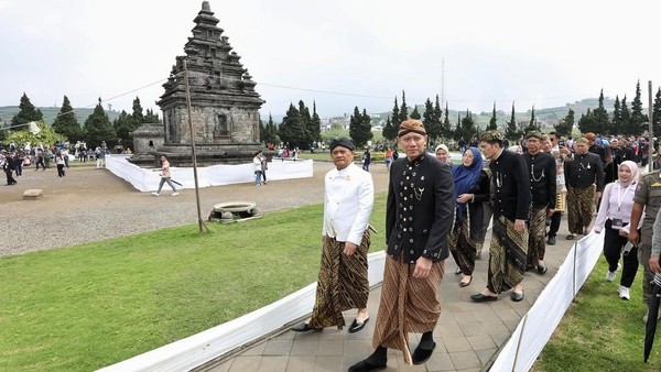 Maksimal Banget AHY di Dieng, Ikut Ritual Anak Gimbal, Jogging, Terbangkan Lampion