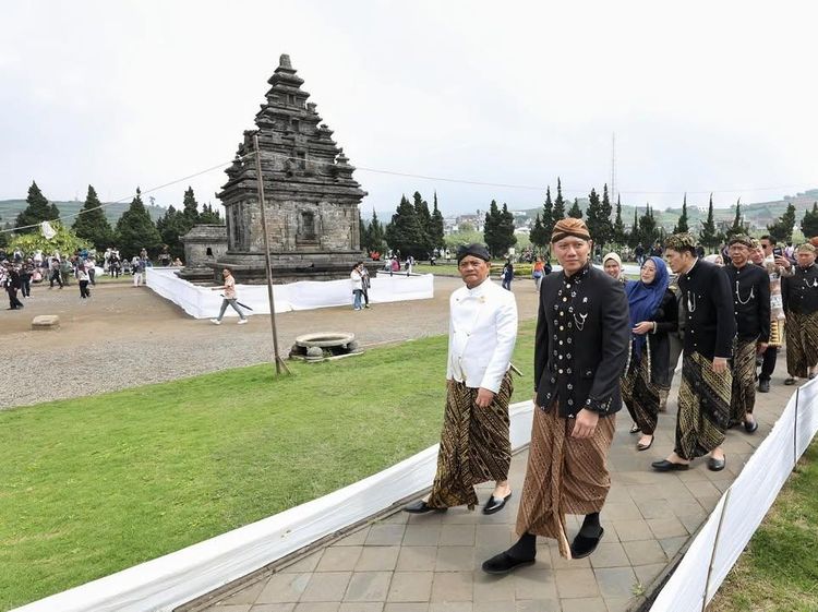 Maksimal Banget AHY di Dieng, Ikut Ritual Anak Gimbal, Jogging, Terbangkan Lampion