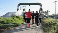 AHY sekaligus menjajal jogging di Minnggu pagi. Luar biasa menikmati “Trail Run” di ketinggian Dieng Banjarnegara. Sekaligus melihat pipa-pipa geothermal yang ada. Ini juga salah satu bagian dari infrastruktur yang harus terus kita perkuat, agar energi semakin bersih dan terbarukan yang menghasilkan 400 MW listrik, kata dia. (Instagram AHY)