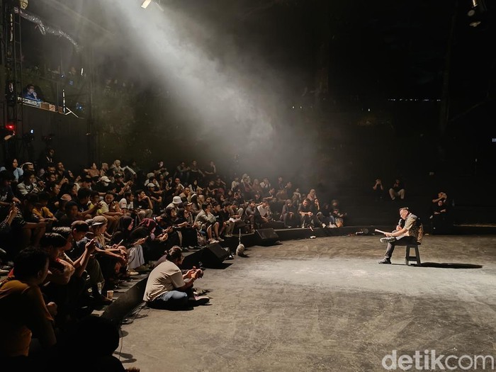 Bupati Kukar saat membacakan puisi di Lanjong Art Festival