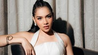 Davina Karamoy pose menatap tajam ke kamera memakai gaun putih. (Foto: dok Instagram davinaakaramoy)
