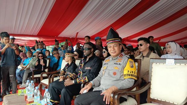 Dikha bocah Pacu Jalur, Melly Mike, dan Kapolda Riau Irjen Herry Heryawan.