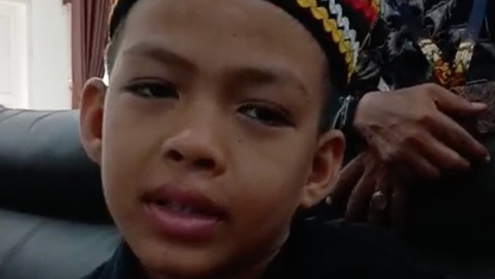 Dikha bocah Pacu Jalur senang mendapat hariah PS dari rapper Melly Mike, Minggu (24/8/2025).