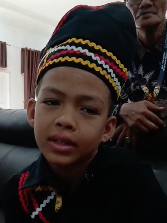 Dikha bocah Pacu Jalur senang mendapat hariah PS dari rapper Melly Mike. Dikha bocah Pacu Jalur senang mendapat hariah PS dari rapper Melly Mike, Minggu (24/8/2025).