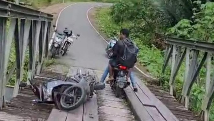 Dua pria yang berboncengan motor terjatuh dari atas jembatan di Maluku Tengah.