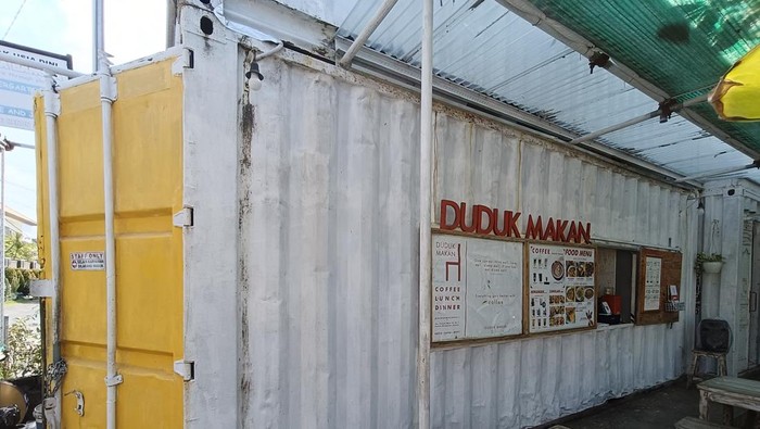 Duduk Makan, restoran unik berkonsep makan dalam kontainer di Jalan Tukad Musi VI Nomor 1 Denpasar, Bali, Minggu (24/8/2025). (Ni Made Lastri Karsiani Putri/detikBali)