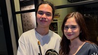 Ini adalah tahun kelima Tissa merayakan ulang tahun Dul. Happy Bday “Ahmad Abdul Qodir Jaelani” Doaku untukmu semoga kamu sehat walafiat, semua harapan baik mu tercapai, karir musiknya makin melejit, dan semoga kamu selalu berada di lindungan Allah SWT. Semoga suka kado nya ya!! dan semoga lagu yang ku ciptakan khusus untuk mu ini bisa buat kamu semakin sadar bahwa you deserve happiness, and you deserve to be loved just as you love others! I Love U So Much, tulis Tissa dalam akun Instagram pribadinya. (Foto: Instagram @tissabiani)
