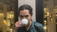Dul juga suka membagikan beberapa momen ngopi. Salah satunya menikmati secangkir kopi hitam di depan sebuah kafe. Foto: Instagram/@duljaelani @tissabiani