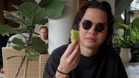 Restoran itu berada di sebuah hotel yang belokasi di Bali. Musisi kelahiran 2000 itu tampak menikmati melon yang segar. Foto: Instagram/@duljaelani @tissabiani