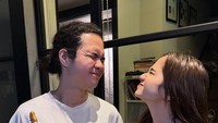 Begini momen Tissa Biani ketika memberikan kejutan ulang tahun untuk Dul. Ia memberikan kue cokelat berdesain gitar dan piano untuk ulang tahun Dul. Foto: Instagram/@duljaelani @tissabiani