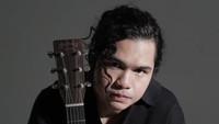 Dul Jaelani, musisi yang juga putra dari Ahmad Dhani ini diketahui berulang tahun yang ke-25. Momennya dirayakan sederhana bersama keluarga dan kekasihnya, Tissa Biani. Foto: Instagram/@duljaelani @tissabiani