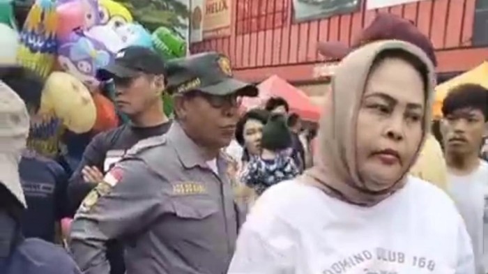 Emak-emak pedagang protes dilarang berjualan di lokasi CFD Jalan Boulevard Makassar.