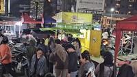 Mayoritas pembelinya datang dari warga sekitar. Mereka tak keberatan walaupun harus mengantre demi mencicipi es teler buatan Kalina Ocktaranny. Foto: Instagram/@kalinaocktaranny