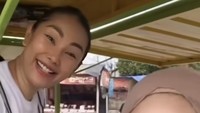 Pada akun Instagram @kalinaoctarany, ibu dari Azka Corbuzier ini membagikan momen dirinya yang kini mengelola sebuah kedai kaki lima di kawasan Pamulang. Menu yang ditawarkan berupa es teler yang segar. Foto: Instagram/@kalinaocktaranny