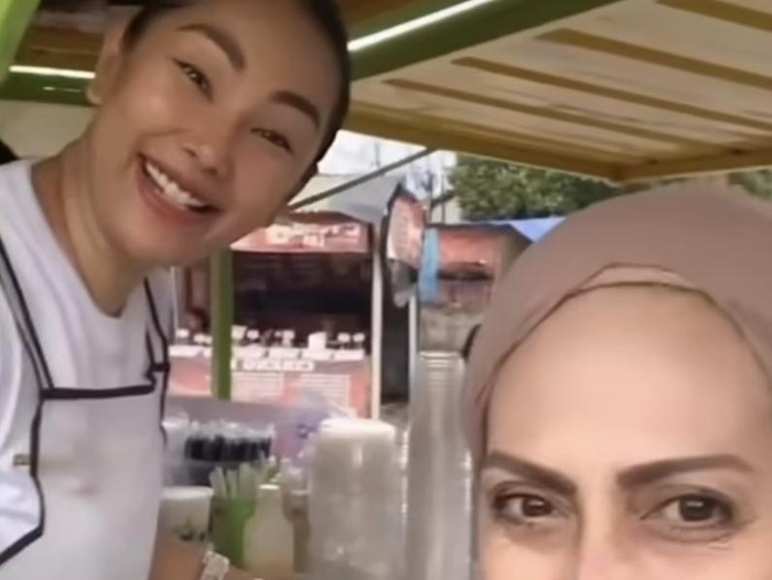 Es teler Kalina Ocktaranny Kalina Ocktaranny Jualan Es Teler Kaki Lima, Pembelinya Antre!