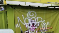Sayangnya kedai tersebut sempat mengalami aksi vandalisme. Saat kedai Es Teler Sultan Mama Kalina tutup, kontainernya dicoret-coret oleh orang tak bertanggung jawab. Foto: Instagram/@kalinaocktaranny