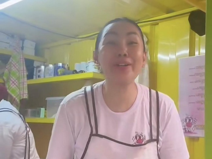 Kalina Ocktaranny Jualan Es Teler Kaki Lima, Pembelinya Antre!