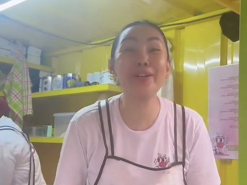 Kalina Ocktaranny Jualan Es Teler Kaki Lima, Pembelinya Antre!