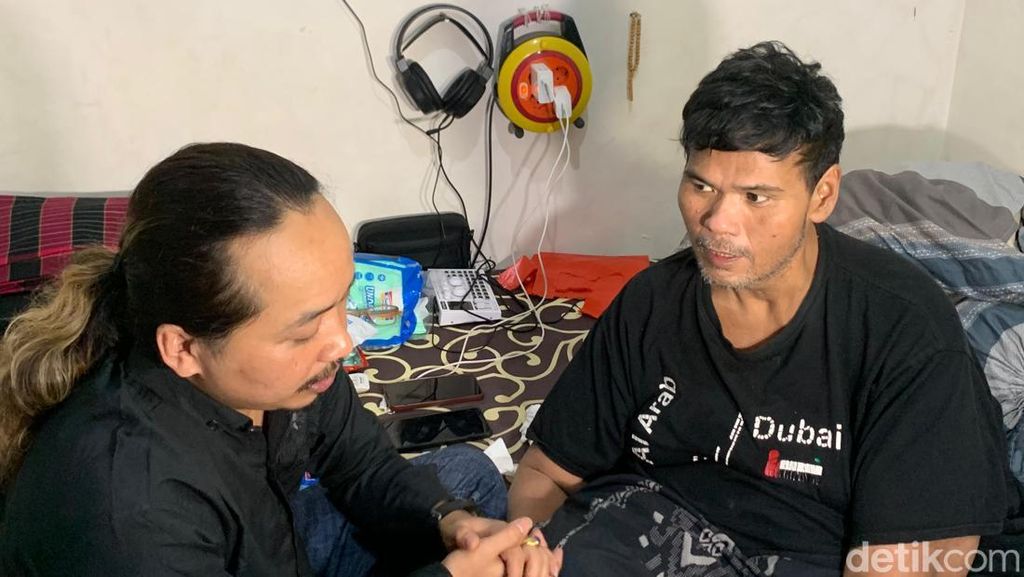 Cari Harapan Sembuh, Fahmi Bo Jalani Pengobatan Alternatif