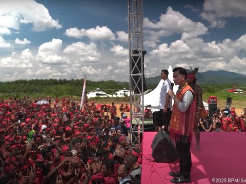 Gibran Rakabuming Raka menghadiri HUT Ketua Tariu Borneo Bangkule Rajakng (TBBR) Pangalangok Jilah di Mempawah, Kalbar.