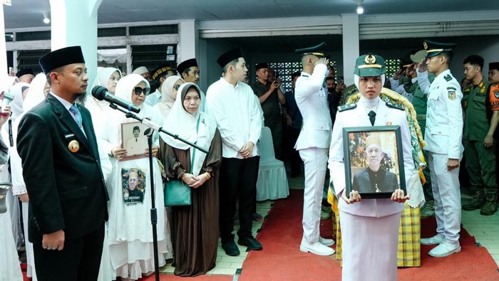 Gubernur Sulsel Andi Sudirman Sulaiman memimpin upacara pelepasa jenazah mantan Sekda Sulsel Mappatoeroeng Parawansa.