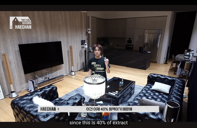 Haechan membuat netizen takjub dengan kemewahan isi rumahnya. Personel grup KPop NCT, yang akan segera debut solo itu tak lagi tinggal di asrama, sudah memiliki unit apartemen. Foto: dok. YouTube NCT