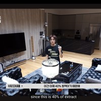 Haechan membuat netizen takjub dengan kemewahan isi rumahnya. Personel grup KPop NCT, yang akan segera debut solo itu tak lagi tinggal di asrama, sudah memiliki unit apartemen. Foto: dok. YouTube NCT