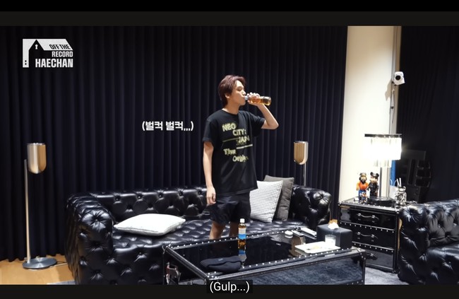 Pelantun ‘CHILLER’ itu menunjukkan isi rumahnya lewat unggahan vlog terbaru di kanal YouTube NCT. Netizen sontak salah fokus dengan sofa hitam yang ada di ruang tengah, persis di depan televisi. Foto: dok. YouTube NCT