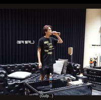 Pelantun ‘CHILLER’ itu menunjukkan isi rumahnya lewat unggahan vlog terbaru di kanal YouTube NCT. Netizen sontak salah fokus dengan sofa hitam yang ada di ruang tengah, persis di depan televisi. Foto: dok. YouTube NCT