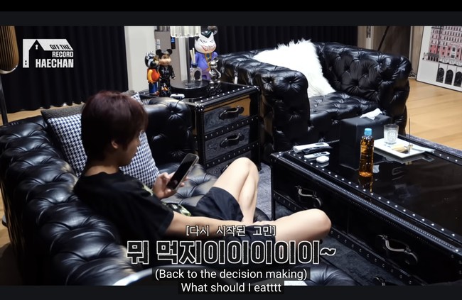 Terungkap sofa tersebut dirancang oleh desainer Timothy Oulton dari Manchester, Inggris. Koleksi ‘Tribeca Tufted Sofa’ hanya dibuat jika ada pemesanan dan dibanderol seharga 16 juta won atau setara dengan Rp 187 juta. Foto: dok. YouTube NCT