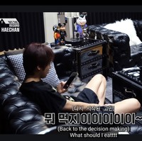 Terungkap sofa tersebut dirancang oleh desainer Timothy Oulton dari Manchester, Inggris. Koleksi ‘Tribeca Tufted Sofa’ hanya dibuat jika ada pemesanan dan dibanderol seharga 16 juta won atau setara dengan Rp 187 juta. Foto: dok. YouTube NCT