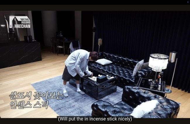 Tak sedikit netizen yang takjub melihat selera Haechan dan bagaimana ia menata rumahnya. Idol berusia 25 tahun itu membuktikan kesuksesannya sebagai personel yang tergabung dalam dua unit NCT sekaligus, NCT127 dan NCT DREAM. Foto: dok. YouTube NCT