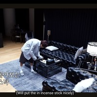 Tak sedikit netizen yang takjub melihat selera Haechan dan bagaimana ia menata rumahnya. Idol berusia 25 tahun itu membuktikan kesuksesannya sebagai personel yang tergabung dalam dua unit NCT sekaligus, NCT127 dan NCT DREAM. Foto: dok. YouTube NCT