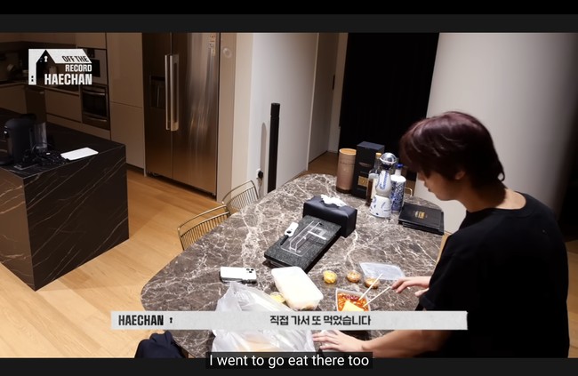 Pemilik nama asli Lee Donghyuck itu memiliki desain rumah minimalis, yang didominasi perabotan berwarna hitam. Ia Dimulai dari tirai, sofa, meja, rak, sampai meja makan dan kitchen set di dapurnya. Foto: dok. YouTube NCT