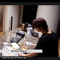 Pemilik nama asli Lee Donghyuck itu memiliki desain rumah minimalis, yang didominasi perabotan berwarna hitam. Ia Dimulai dari tirai, sofa, meja, rak, sampai meja makan dan kitchen set di dapurnya. Foto: dok. YouTube NCT