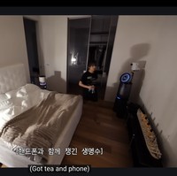 Haechan juga memperlihatkan sekilas kamar tidur dan kamar mandinya, yang masih mengusung desain bernuansa monokrom. Setiap sudut rumahnya terlihat bersih dan nyaman. Ia juga menyemprotkan wewangian di sekitarnya agar mendapatkan tidur berkualitas. Foto: dok. YouTube NCT