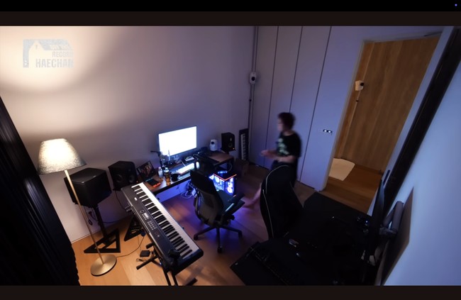 Setelah pulang berkegiatan, Haechan juga menghabiskan waktunya di gaming room, yang memuat dua PC dan mengajak NCTzen ‘mabar’ game online. Foto: dok. YouTube NCT