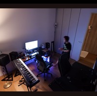 Setelah pulang berkegiatan, Haechan juga menghabiskan waktunya di gaming room, yang memuat dua PC dan mengajak NCTzen ‘mabar’ game online. Foto: dok. YouTube NCT