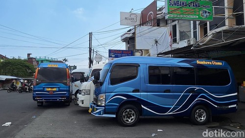 Ilustrasi - Bus travel di Jalan Panca Usaha, Kota Mataram, NTB. (Foto: Nathea Citra/detikBali)