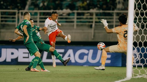 Irfan Jaya (jersey putih) mencetak gol kedua Bali United ke gawang Persebaya. Dalam laga ini, Bali United kalah memalukan 2-5 di Stadion Gelora Bung Tomo, Sabtu (23/82/2025).