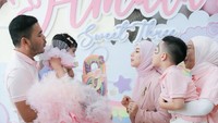 Momen keluarga tiup lilin bersama dalam perayaan ulang tahun Amala. (Foto: dok instagram Irish Bella)