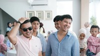 Tamu undangan dari kalangan selebritas hadir. Di antaranya, keluarga Sonny Septian dan Fairuz. (Foto: dok instagram Irish Bella)
