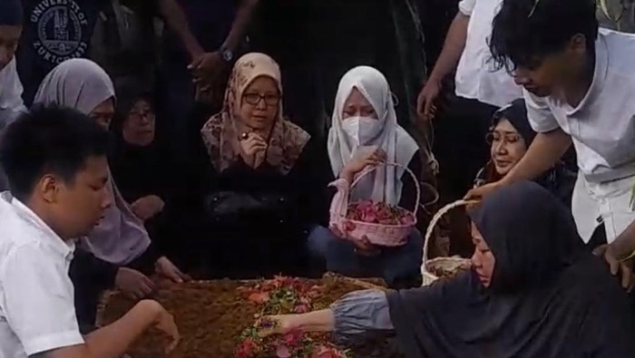Isak tangis mewarnai pemakaman Rektor UHO Kendari Prof Armid di TPU Punggolaka.