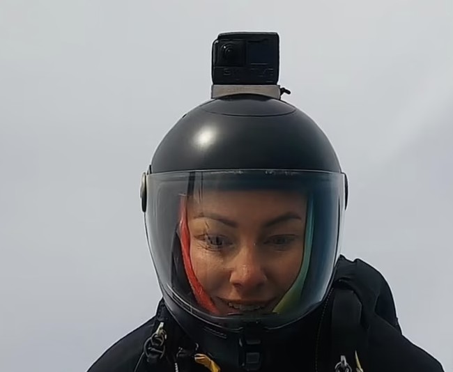 Seorang penerjun payung berpengalaman asal Inggris Jade Damarell tewas secara tragis dalam sebuah lompatan yang disengaja hanya sehari setelah hubungannya dengan sang kekasih berakhir. Foto: dok. Facebook/Jade Damarell