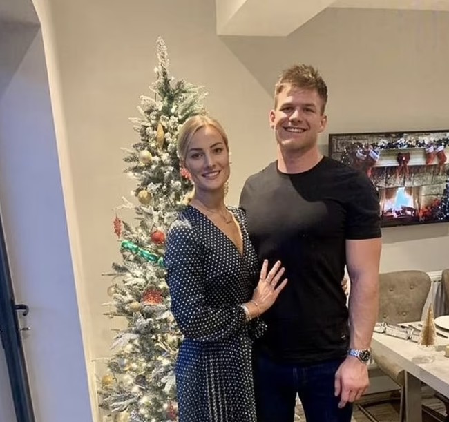 Sebelumnya, Damarell pernah menikah dan bercerai pada 2019. Inilah foto Damarell bersama mantan suaminya, James. Dalam sidang inquest juga terungkap bahwa Damarell meninggalkan sejumlah catatan di ponselnya. Pesan-pesan tersebut berisi permintaan maaf, ucapan terima kasih kepada keluarga, hingga rincian finansial yang ia tinggalkan. Foto: dok. Facebook/Jade Damarell