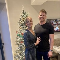 Sebelumnya, Damarell pernah menikah dan bercerai pada 2019. Inilah foto Damarell bersama mantan suaminya, James. Dalam sidang inquest juga terungkap bahwa Damarell meninggalkan sejumlah catatan di ponselnya. Pesan-pesan tersebut berisi permintaan maaf, ucapan terima kasih kepada keluarga, hingga rincian finansial yang ia tinggalkan. Foto: dok. Facebook/Jade Damarell