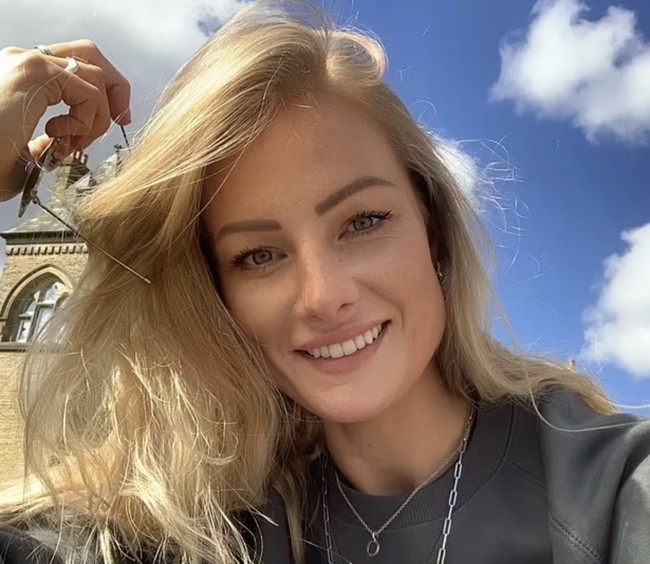 Coroner Leslie Hamilton menegaskan bahwa kematian Damarell telah resmi dinyatakan sebagai bunuh diri. “Jade adalah seorang penerjun payung yang sangat berpengalaman. Dari bukti yang ada, jelas ia berniat mengakhiri hidupnya,” ujar Hamilton dalam sidang inquest, dikutip dari The Guardian. Foto: dok. Facebook/Jade Damarell