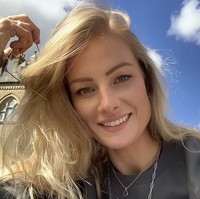 Coroner Leslie Hamilton menegaskan bahwa kematian Damarell telah resmi dinyatakan sebagai bunuh diri. “Jade adalah seorang penerjun payung yang sangat berpengalaman. Dari bukti yang ada, jelas ia berniat mengakhiri hidupnya,” ujar Hamilton dalam sidang inquest, dikutip dari The Guardian. Foto: dok. Facebook/Jade Damarell